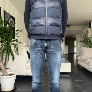 Hugo boss cardigan - Säljer nu min helt nya Hugo boss cardigan jacka som aldrig är använd, helt ny⭐️. Modellen är 185 och väger 79kg. Är öppen för byten👏🏻Skriv vid minsta fundering🤝