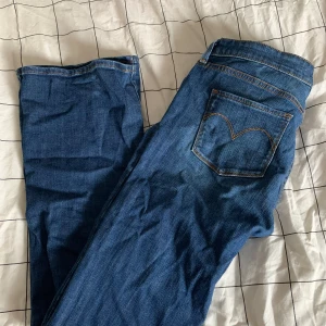Vintage low rise Levi’s - Supersnygga vintage levi’s i nyskick, inga defekter! De är lågmidjade och bootcut❤️