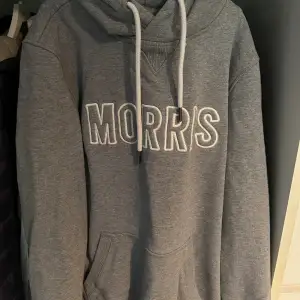 Säljer en fräsch Morris hoodie i strl xs, passar S. Nypris 1699.  Pris absolut diskuterbart och snabb affär=billigare pris. 