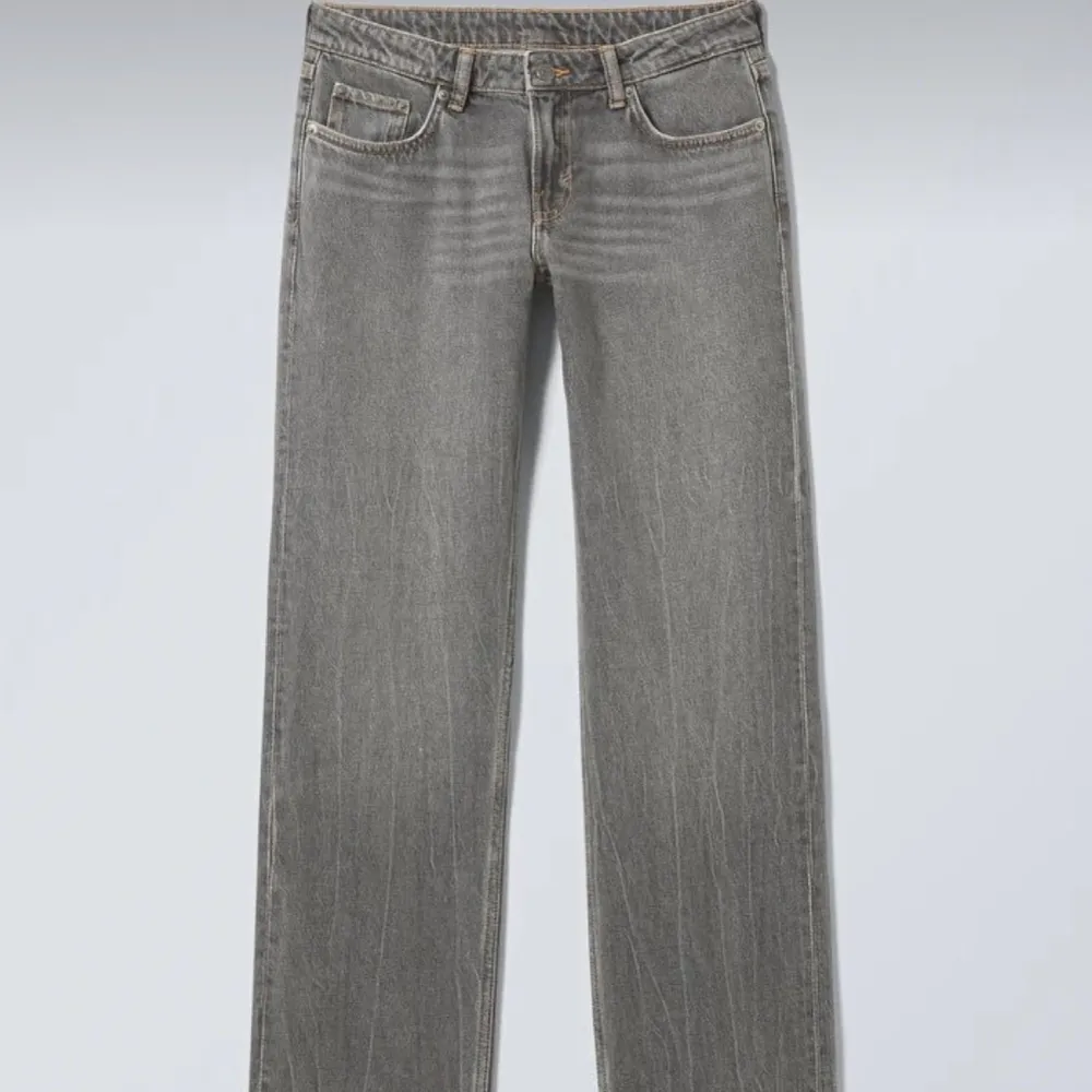 2 Arrow jeans från weekday   Endast använda få gånger Storlek: 24/30 på bägge 💙🩵🩶 400kr för bägge  TRYCK EJ PÅ KÖP NU UTAN LÄGG PRISFÖRSLAG‼️‼️. Jeans & Byxor.