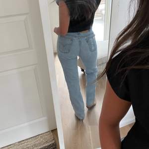Vintage Levi's jeans med slitningar i bak! Stl 31/32 men skulle säga att dom är små i storlek. Jag är vanligtvis en S/M på byxor. 
