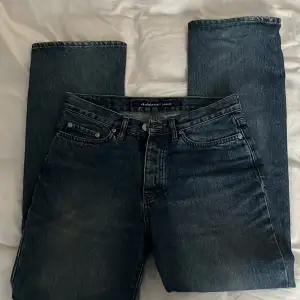 Midwaist Straight jeans. De är i väldigt bra skick. Skicka för fler frågor🥰priset går att diskutera