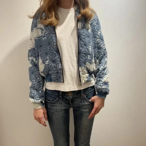 Så snygg jacka!! - Säljer denna såå snygga och coola jackan! Den är aldrig andvänd och är i jätte bra skick. Perfekt nu till våren🙏🏽🙏🏽❤️