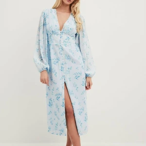 Klänning - Super snygg klänning som tyvärr är för liten för mig. Ordinarie pris 1 400kr  Slutsåld överallt  Ligger även ute på andra sidor så ni får vara snabba 🥰