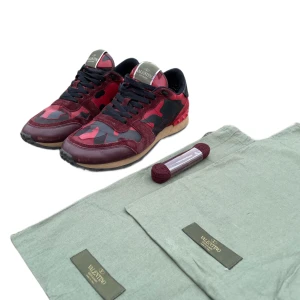 Valentino Rockrunner VINRÖD - Sjuk steal! Riktigt feta valentino rockrunners som är svåra att få tag på. Allt OG ingår förutom box. Pris: 1799kr Retail: 7000kr. Skick: 7/10 Finns små defekter men inget man lägger märke till. Passar 40-41. Kontakta vid funderingar!