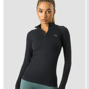 Tränings tröja - En träningströja från iciw säljer då den inte passar mig🤍 använde 1-2 gånger skriv privat för fler bilder