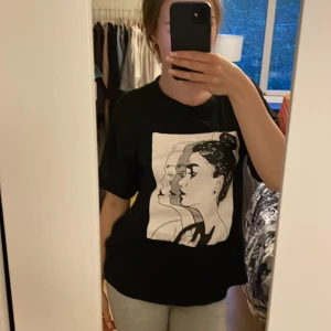 T-shirt med tryck  - Snygg t-shirt med tryck  Storlek passar s/m 