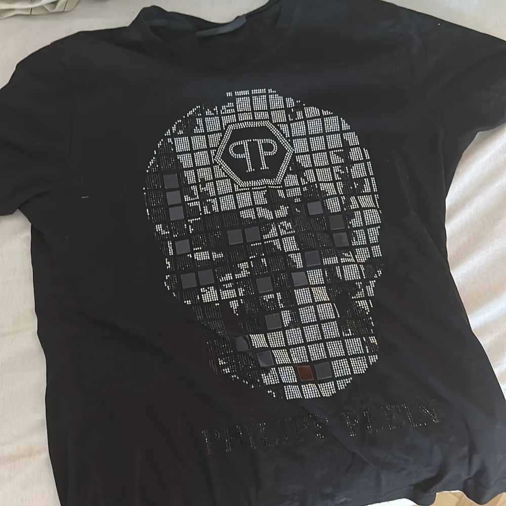 Jätte fin t-shirt för sommaren till folk som gillar sticka ut lite mer än andra , använd ba i 1 månad inga skador , jätte bilig, med hög kvalite . T-shirts.