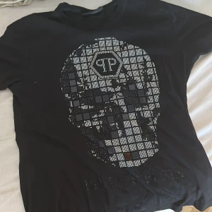 En vacker t-shirt till folk som älskar dripa  - Jätte fin t-shirt för sommaren till folk som gillar sticka ut lite mer än andra , använd ba i 1 månad inga skador , jätte bilig, med hög kvalite 
