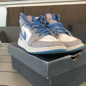 AIR Jordan 1 mid  - Jordan 1 mid. Ny pris 2299.  Ganska slitna och fläckar som går bort. Storlek 38,5. Kan gå lägre i pris.