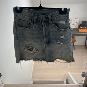 Levis kjol  - Den är i mycket bra skick då jag inte har använt den så ofta. Svin snygg kjol men den är tvär för liten för mig. 