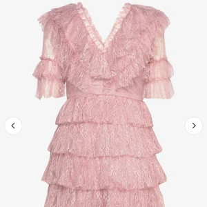 Rosa by malina klänning - Säljer nu mig rosa by malina klänning då den inte kommer till användning💓 Använd vid ett tillfälle och därför i ny skick! Storlek S men skulle säga att den passar xxs-m💓