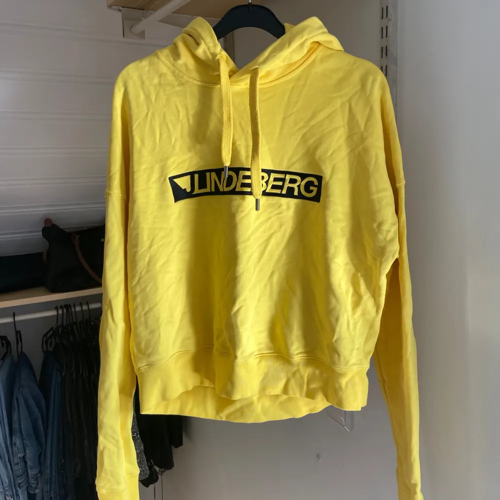 Gul hoodie från J.Lindeberg i storlek S. 💛. Hoodies.