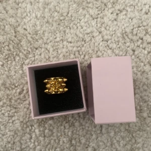 Säljer den här Edblads ringen som aldrig kommer till användnings - As snygg!😍 Kommer aldrig till använts Är ni intresserade kan vi prata om priset  