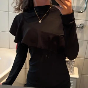 Topp med volang - Topp med stor volang på framsidan, stretchigt material, passar mig bra i storlek S, tunt och skönt material✨