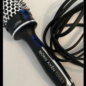 Björn Axén värmeborste  - Hej, jag säljer min värmeborste från Björn Axén som är i bra skick!