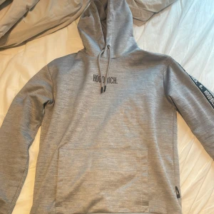 Hoodie - En hoodrich hoodie limited edition storlek s helt okej kvalitet lite sliten och därför nedsatt pris 