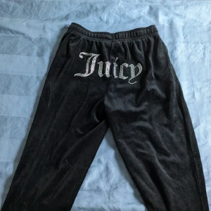 Juicy couture byxor svarta - Jag säljer dessa svarta velour byxor från juicy couture. Original pris 1200, men jag säljer för 450kr, strl xs, nyskick.