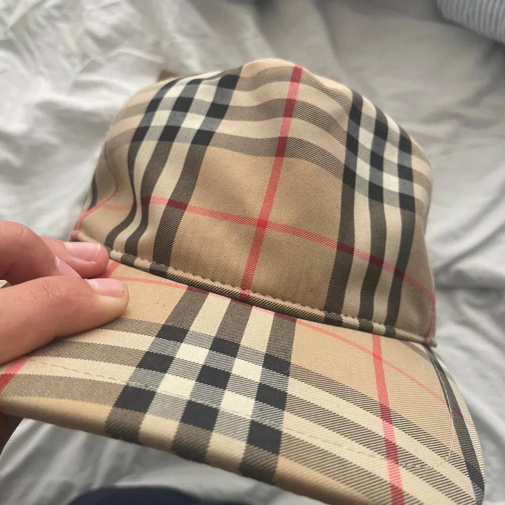 Tjena säljer nu min burberry keps eftersom att jag inte använder den. Bra skick och billigt.. Accessoarer.