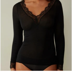 Intimissimi tröja med spets - Säljer min Intimissimi tröja med spets då den inte kommer till användning längre, använd va 3 gånger ❤️