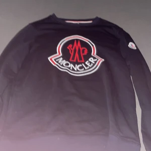 De är en Moncler jättebra kvalitet ni -  Den är helt ny och jag har jag behöver lite pengar så det blev bra pris pris och jättebra storlek S