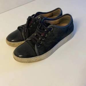 Lanvin cap toe snaeakers | Skick 7,5 | box dustbag följer inte med | Storlek Uk 5 som passar 39-40 men stora så går 41 Hör av er om ni har frågor | Viliano