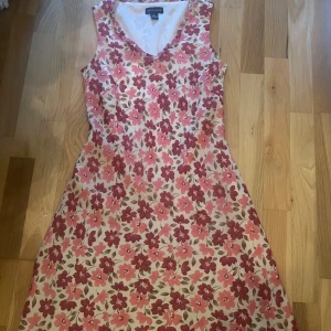Somrig klänning - Superfin somrig klänning! Med blommor på!