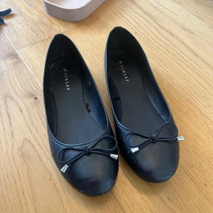 Ballerinaskor - Svarta ballerinaskor från Sinsay storlek 39