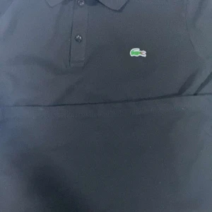 Hej! Säljer Lacoste piké i storlek S. Helt oanvänd. Hör av er vid frågor  - priset kan it diskuteras 