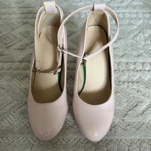 Rosa klackar - Jätte söta klackar. Inköpta på loppis för något år sedan men aldrig använda av mig. 