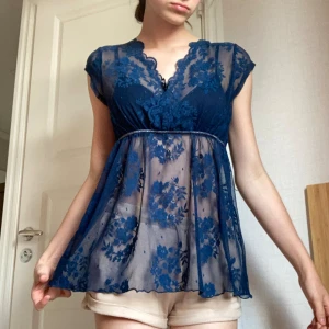 Blus - Så vacker mörk blå blus med blommigt mönster💙 Ett glittrigt snöre  runt midjan⭐️ 