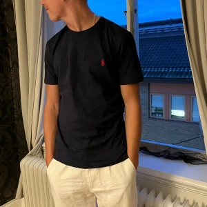 Ralph lauren t-shirt - Säljer denna stilrena ralph lauren t-shirt. Skick på denna är 10/10 då den knappt är använd, hör av er vid minsta fundering😊 (Priset kan diskuteras🤝🏼)