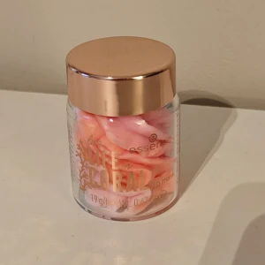 Essence Live life in coral Lip mask  - Lip mask i nr 01: Coralicious vibes från Essence:s Live LIFE in CORAL collection Ej använd eller testad, endast öppnat förpackningen