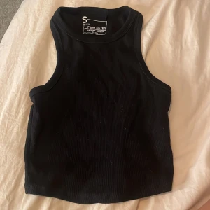 Fin baisc topp till sommaren  - Jätte fin topp som aldrig är använd. Fin att styla upp till finare tillfällen men kan även användas till vardag😍