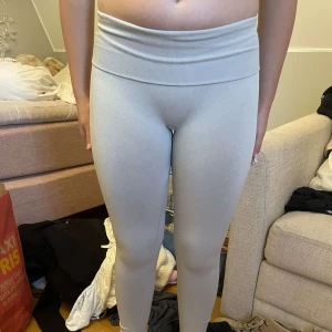 Scrunch gym tights - Det är oklart vilket märke det är för lappen är avklippt. Det är ett par tights som är grå/turkosa ish och passar XS-S. De är använda fåtal och har inga märken❤️