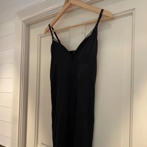 Klänning  - Svart kort klänning med spets detalj vid bysten, sitter något tajtare på💞