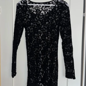 Spets klänning  - Svart spetsklänning. Okänt märke och okänd storlek, lappen är borta. Jag är storlek XS-S och den är lite stor för mig.  Underklänningen är borta, jag har använt en vanlig svart klänning under, den ingår inte! 