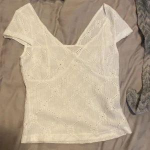 Tröja  - Säljer denna vita tröjan med jätte fint mönster 