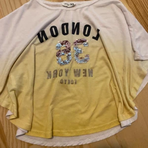 T-shirt fjärilsärm  - Storlek 134/140. Begagnat skick. Finns noppor, se bild 3. 