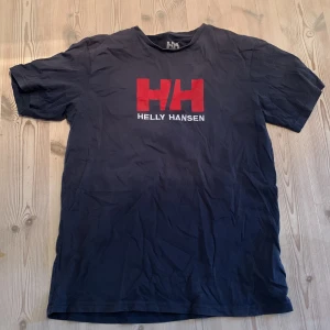 Helly Hansen T shirt - Helly Hansen T shirt, finns små tecken på användning! 