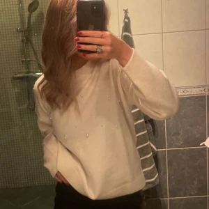 Stickad med vita pärlor  - Extremt skön! Vit stickad med pärlor i storlek S.