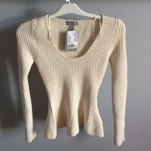Stickad volangtröja - Helt oanvänd topp i strl S💓 Köpt på H&M för 349 kr!