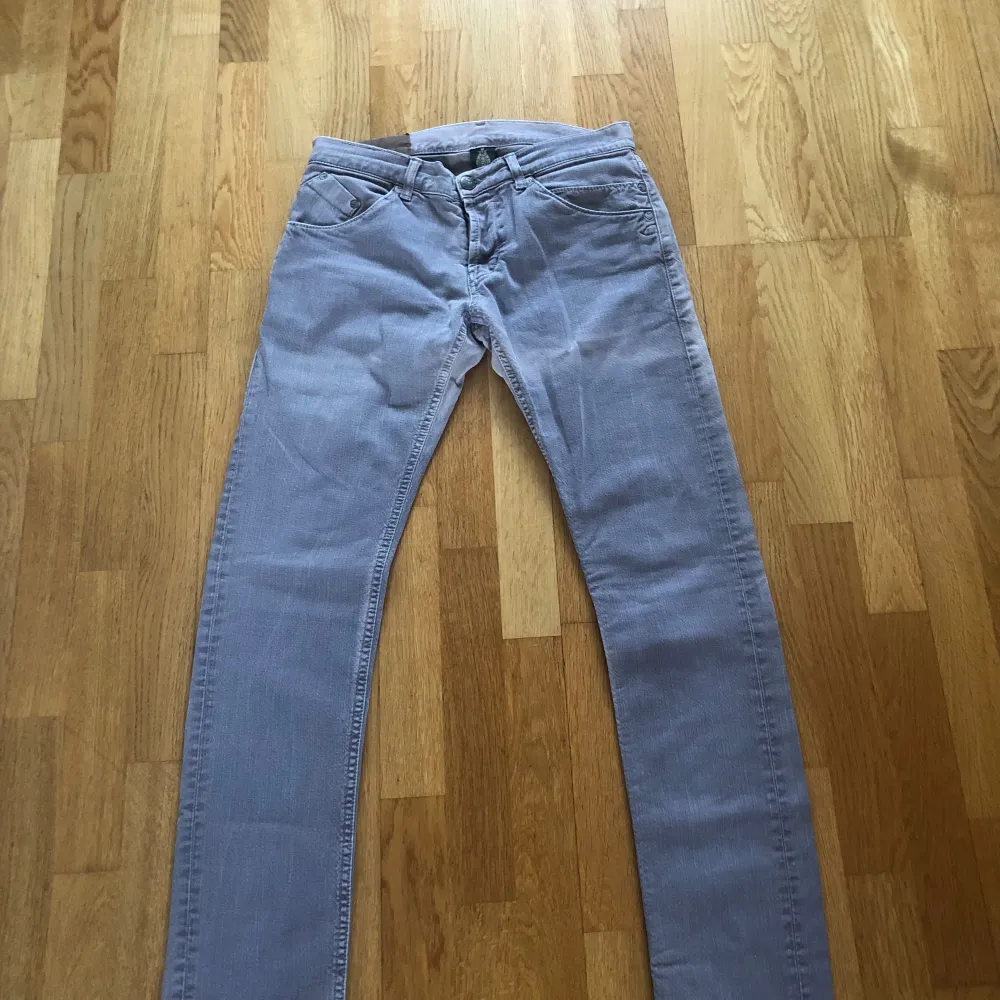 Tja säljer dessa tvär feta dondup jeans i modelen SAM (slim)! Storlek: 32/32! Skick:9/10! Kom dm för mer info elr bilder!. Jeans & Byxor.