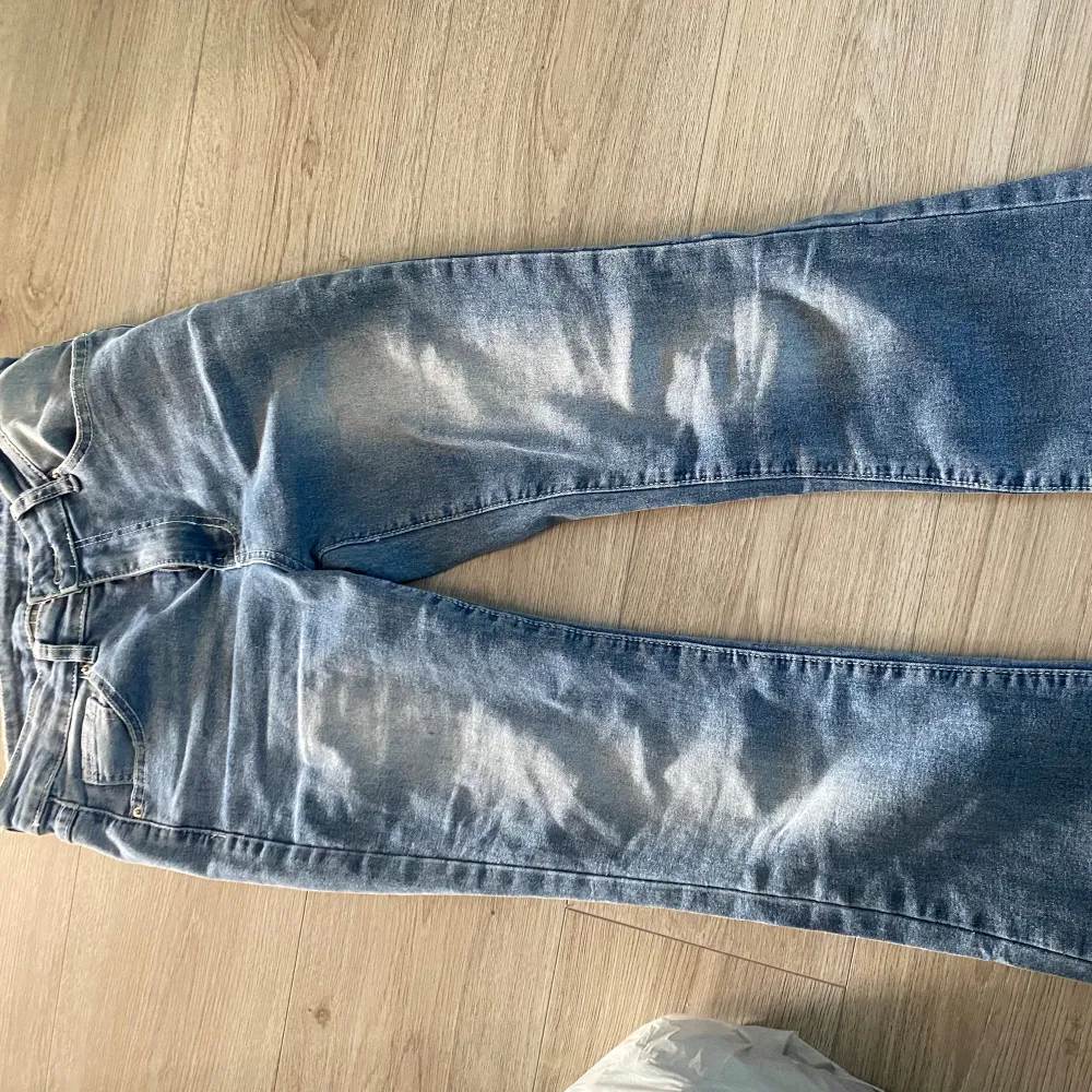 Ett par snygga jeans, säljer då dom är för stora för mig. Fina fickor och långa i benen💗🫶🏼 Dom är från shein så storleken är lite större. Priset kan diskuteras. Jeans & Byxor.