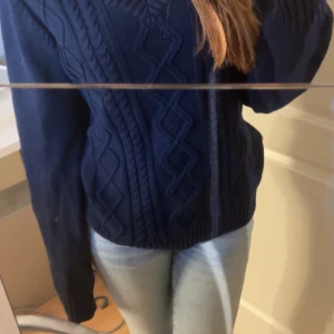 Marinblå stickad tröja - Super fin stickad tröja