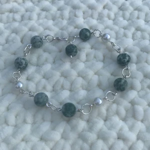 Kristall armband  - Vackert kristall armband av tree-agat och vita pärlor 