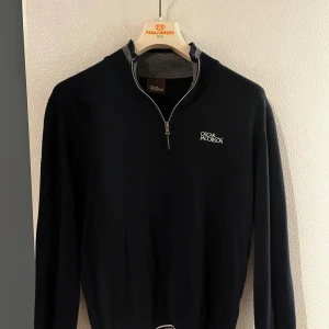 Half zip kofta - Nyskick, oscar jacobson tröja, stickad tunn halfzipp. Väldigt inne just nu och nypris är 1700. 