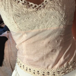 Linne - Linne med brodyr och pärlor. Helt nytt.