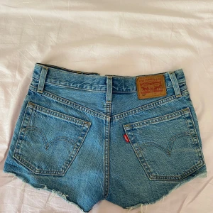 Levis jeansshorts  - Snygga jeansshorts ifrån Levis  W 24