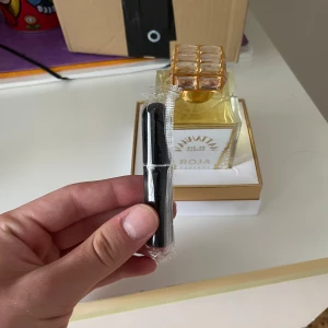 1 Ml Sample Roja Manhattan - Säljer Sample av den dyra parfymen Roja Manhattan 